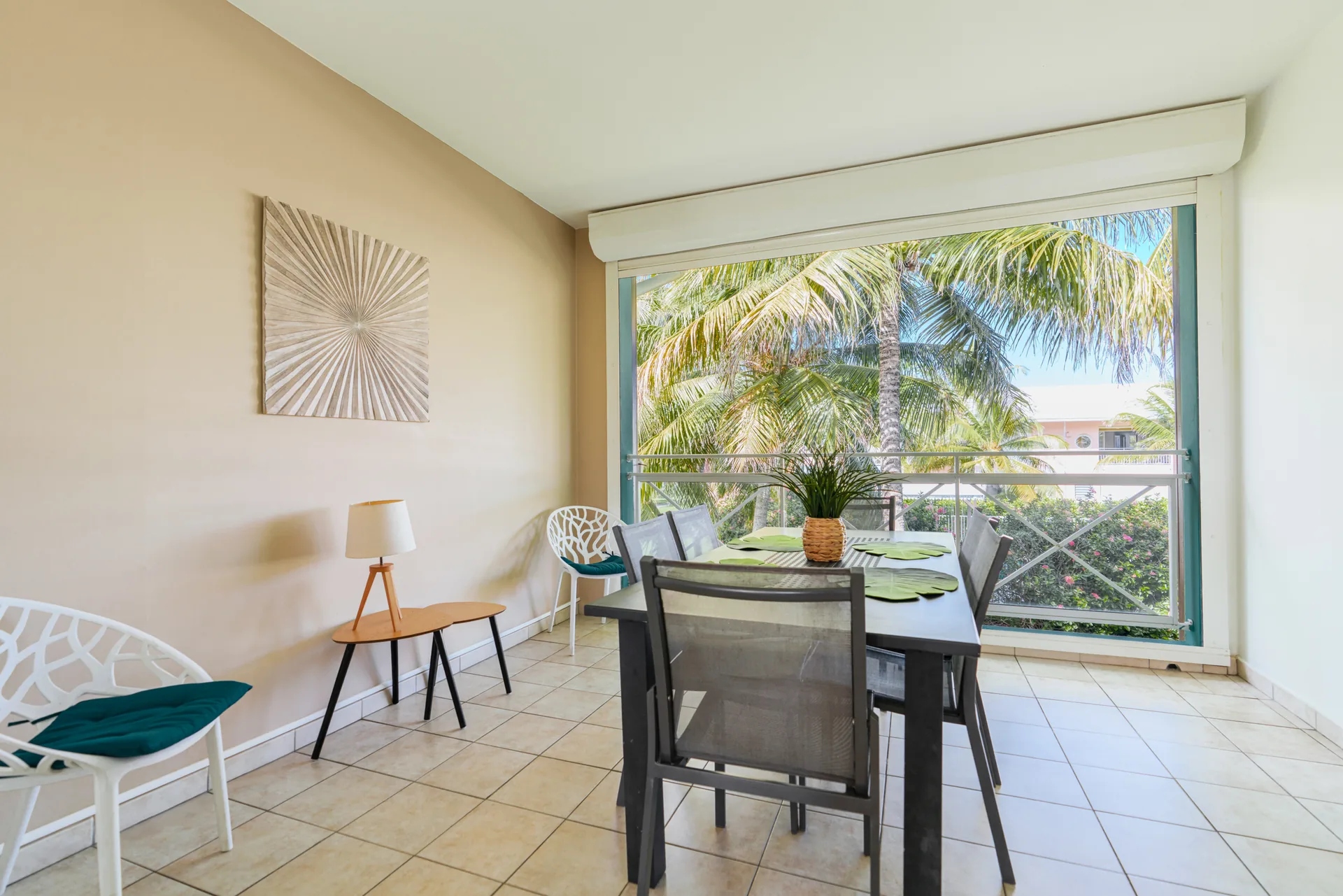 La table sur la terrasse couverte